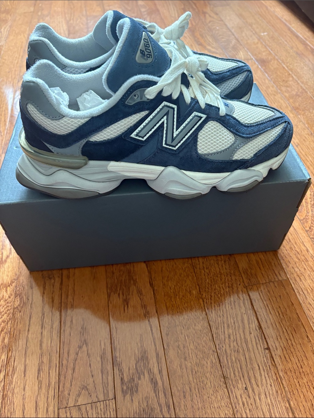 New Balance Mens Navy and White Retro Runner Sneakers